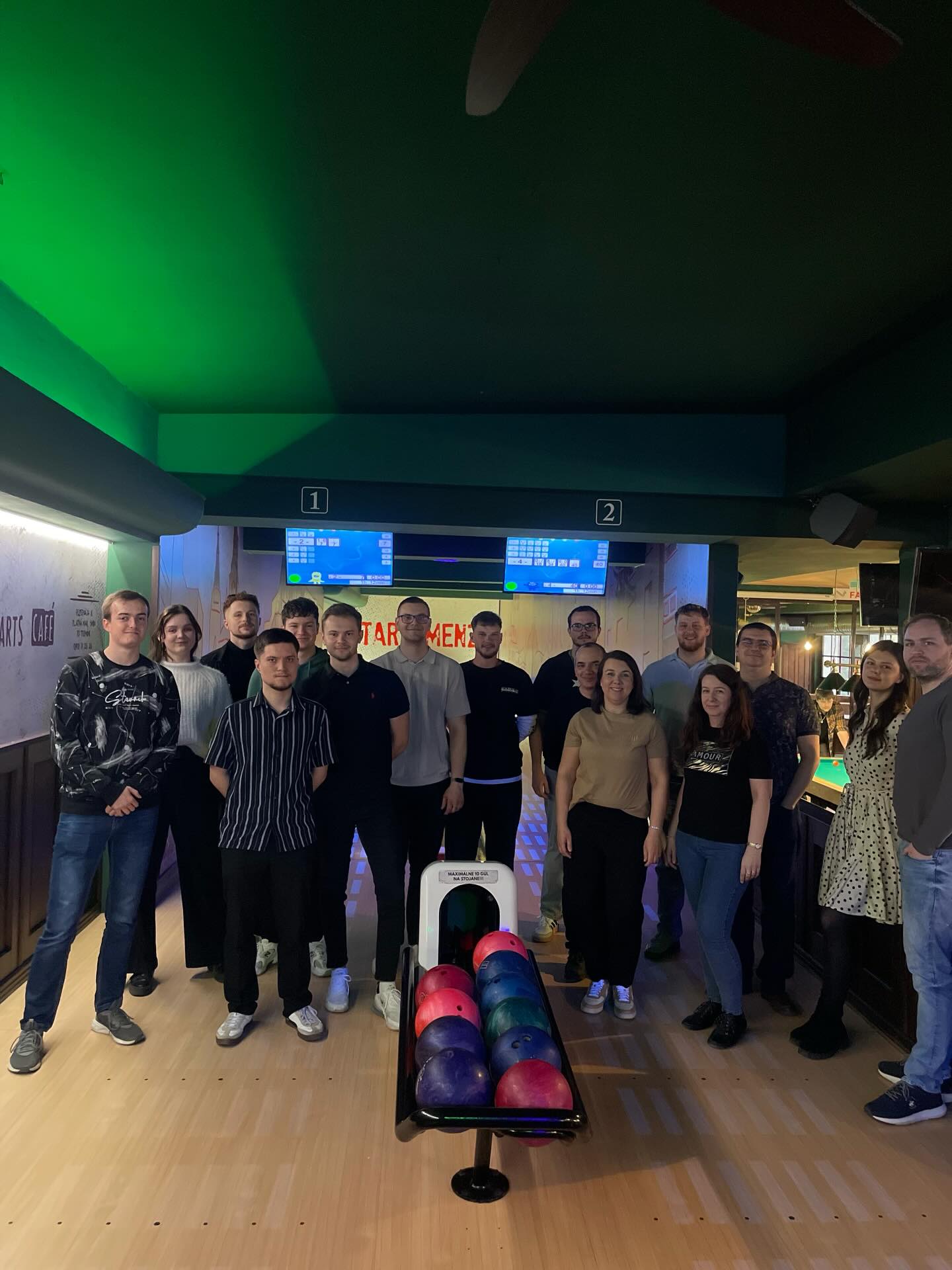 🎳✨ Včera sme na chvíľu vymenili prednáškové miestnosti za bowlingovú dráhu!

Na Starej menze (@staramenza) sa stretli študenti 2. ročníka inžinierskeho štúdia s pedagógmi Katedry priemyselného inžinierstva – tentokrát nie ako vyučujúci a študenti, ale ako kolegovia pri neformálnom posedení 😊

Vládla skvelá atmosféra, nechýbal smiech, priateľské rozhovory ani zdravá súťaživosť pri bowlingu 🎳 Konečne bol priestor spoznať sa aj mimo učební a užiť si spoločný čas trochu inak.

Ďakujeme všetkým, ktorí prišli – veríme, že si to zopakujeme! 🙌

#kpi  #kpiuniza #sjfuniza #uniza #zilinskauniverzita