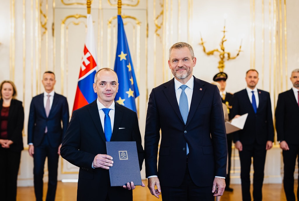 Prezident SR vymenoval 30 nových profesoriek a profesorov vysokých škôl.
Včera si z rúk prezidenta Petra Pellegriniho prevzal menovací dekrét náš kolega prof. Ing. Patrik Grznár, PhD.🥳
Srdečne blahoželáme a prajeme veľa ďalších profesijných úspechov. #professor #sjfuniza #uniza #university
