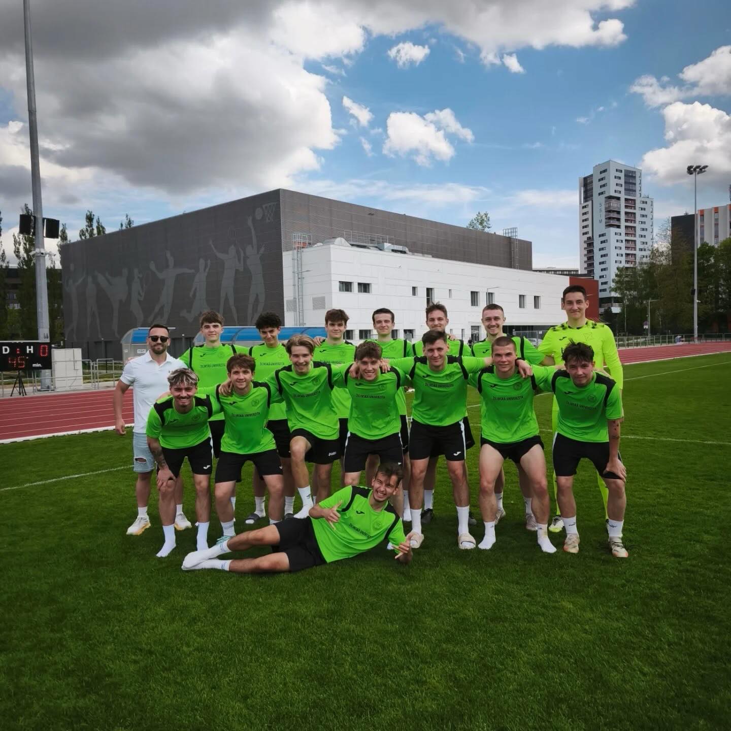 UNIZA vo finále univerzít! 💥🥇⚽

Akademický futbalový výber študentov Žilinskej univerzity v Žiline zvíťazil v regionálnej kvalifikácii na akademické majstrovstvá Slovenska vo futbale a vybojoval si tak postup na finálový turnaj univerzít, ktorý sa uskutoční 19.–20. mája v Košice, kde si zmerajú sily s najlepšími univerzitnými tímami Slovenska. 🔥

Súčasťou úspešného tímu je aj náš študent 1. ročníka inžinierskeho štúdia z Katedry priemyselného inžinierstva – Jakub Kuniak, ktorý pomohol svojmu tímu k postupu. 👏

Jakubovi aj celému tímu UNIZA držíme palce na finálovom turnaji a veríme, že v Košiciach zabojujú o čo najlepší výsledok! 💛💚⚽ #kpiuniza #kpi #sjfuniza #uniza #zilinskauniverzita