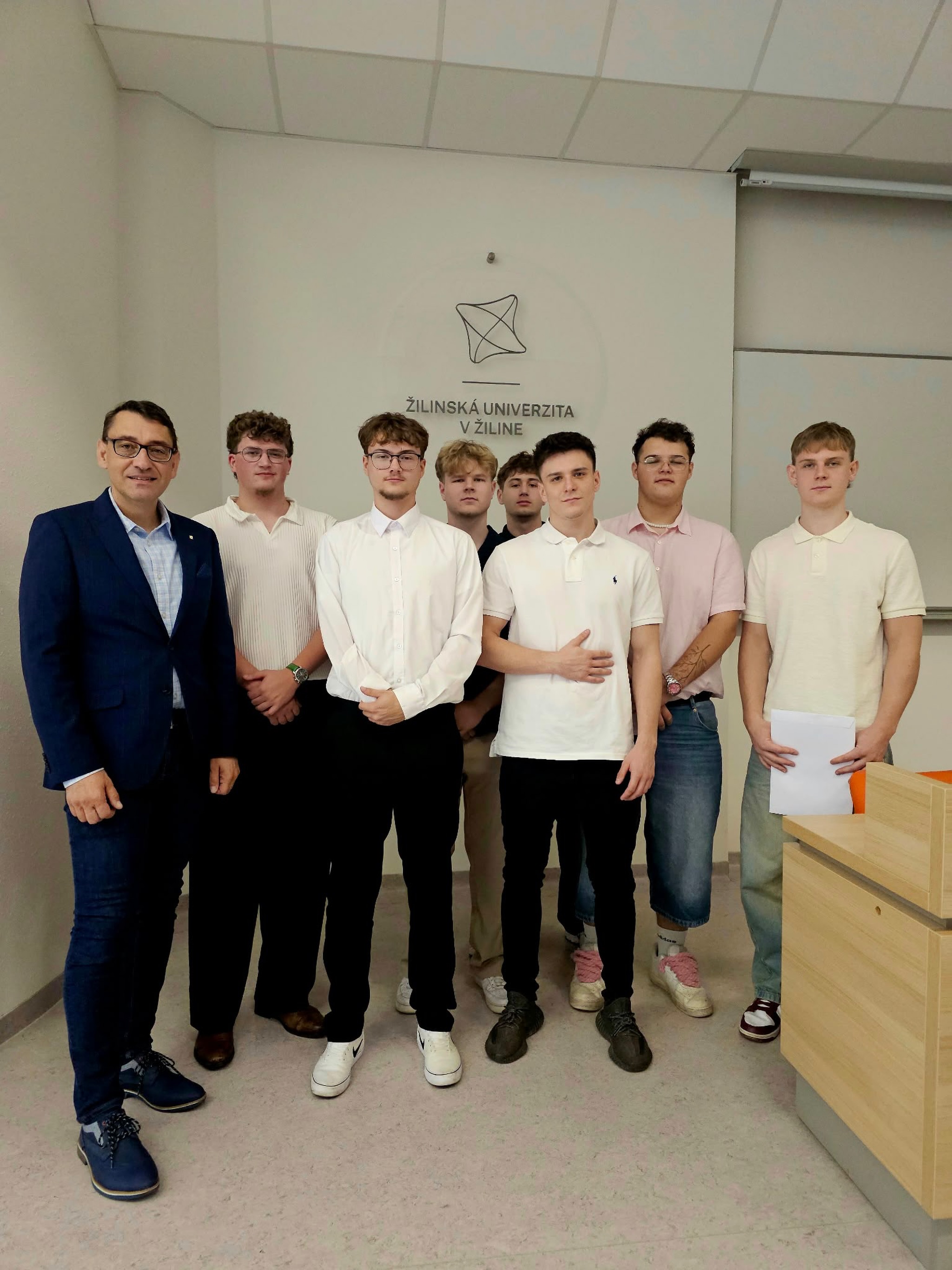 🎓✨ Imatrikulácie prvákov máme úspešne za sebou!

Vitajte medzi nami, prváci! Prajeme vám veľa úspechov, zážitkov a skvelých priateľstiev počas celého štúdia. Tešíme sa na všetko, čo spolu zažijeme! 💙

#imatrikulacie #prvaci #uniza #kpi #sjf