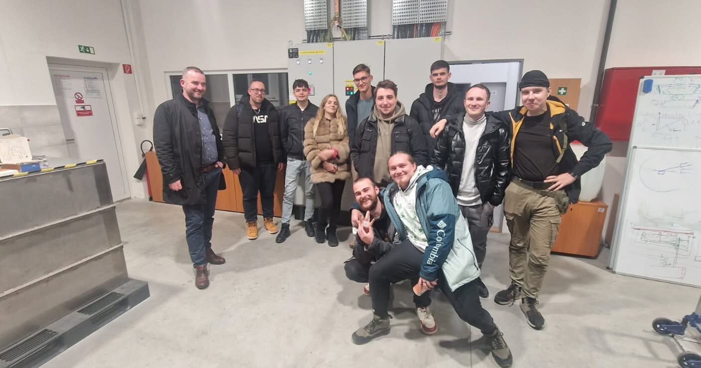 Študenti 3. ročníka bakalárskeho štúdia sa v rámci predmetu Vybrané oblasti priemyselného inžinierstva zúčastnili exkurzie v spoločnosti AT Crystals, s.r.o. 🔍✨

AT Crystals je výskumno-vývojová spoločnosť zameraná na špičkový svetový výskum rastu kryštálov pre laserové a optické aplikácie 🔬💡. Technológia, ktorú využívajú, vznikla v spolupráci so Žilinskou univerzitou — o to viac nás teší jej prepojenie s naším akademickým prostredím.

Odborný výklad poskytol Ing. Peter Mačuš, PhD., ktorý študentom priblížil fascinujúci svet kryštálových technológií a ich praktické využitie.

Študenti si odniesli množstvo cenných poznatkov a skúseností, ktoré im pomôžu lepšie prepojiť teóriu s praxou a pripraviť sa na ich budúcu kariéru v priemyselnom inžinierstve 🚀📘. 

#uniza #kpiuniza #industrialengineering #logistics #digitalization #production #students #practice #innovation #futureengineering #sjfunita #uniza #zilinskauniverzita #svetstrojov #zlatystrojar #ATPark  #ATCrystals