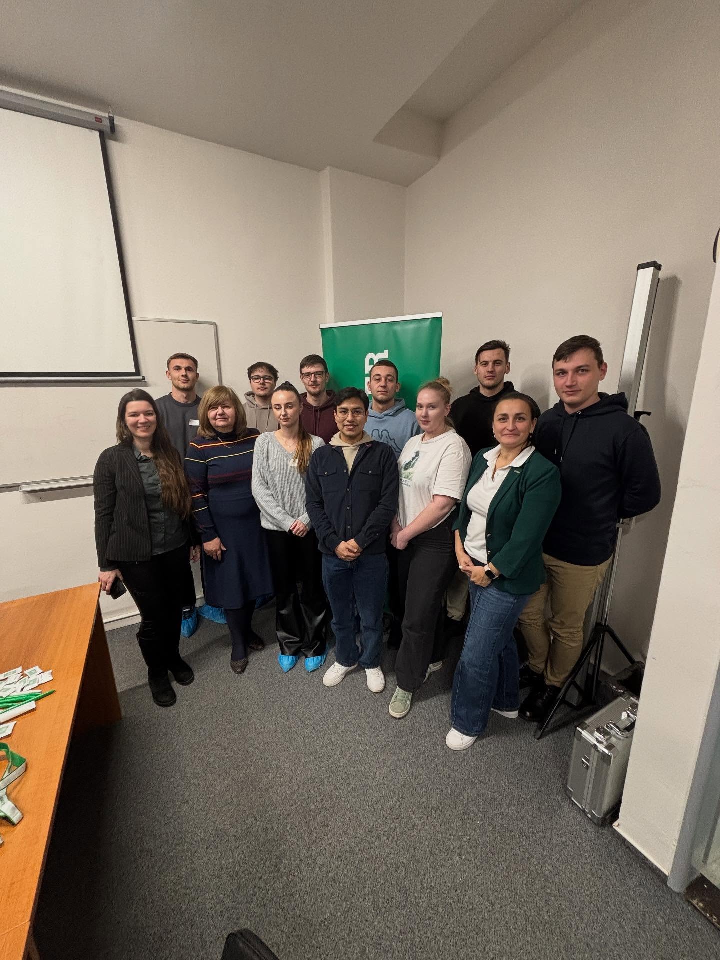 Ako pracovať s brand marketingom? 💡 

Našu Katedru priemyselného inžinierstva Strojníckej fakulty Žilinskej univerzity nedávno navštívili Marianna Obšivanová a Iveta Balážiová zo spoločností Schaeffler Kysuce a Schaeffler Skalica, kde pôsobia v oblasti komunikácie a brandingu. 🎓 

Pre študentov 1. ročníka inžinierskeho štúdia pripravili zaujímavú prednášku a praktické cvičenie zamerané na marketing a vizuálnu identitu v rámci predmetu Strategický manažment a marketing. 

Prezentovali, ako vzniká marketingová kampaň – od nápadu, cez realizáciu až po vyhodnotenie jej úspešnosti. 🎨📊 
Študenti sa pritom aktívne zapojili do kvízov a tí najrýchlejší získali aj malé odmeny. 🎁 

Ďakujeme im za veľmi prínosnú prednášku a taktiež ďakujeme Ing. Marte Kasajovej, PhD., za spoluprácu a prepojenie teórie s praxou pri vzdelávaní budúcich inžinierov. 🤝 
#kpiuniza #sjfuniza #kpi #zilinskauniverzita #uniza #zaziuniza #svetstrojov #zlatystrojar