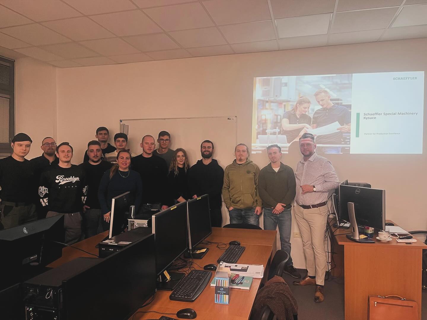 📣 Podnetná výberová prednáška na našej katedre!
V rámci predmetu Výrobné a montážne systémy mali študenti 3. ročníka KPI možnosť zúčastniť sa inšpiratívnej prednášky s názvom „Ako vzniká stroj“, ktorú viedol Ing. Stanislav Gavlas, PhD. zo spoločnosti Schaeffler Slovakia.
Prednáška priniesla zaujímavý pohľad na proces tvorby stroja – od nápadu až po realizáciu – doplnený o množstvo konkrétnych príkladov z priemyselnej praxe. 💡
Veľké poďakovanie patrí Ing. Vladimíre Biňasovej, PhD., DiS., ktorá predmet Výrobné a montážne systémy vyučuje a organizáciu prednášky zabezpečila, ako aj Ing. Stanislavovi Gavlasovi, PhD. za jeho čas, skúsenosti a inšpirujúce vystúpenie. 👏
Ďakujeme spoločnosti Schaeffler Slovakia za dlhodobú spoluprácu a podporu prepojenia teórie s praxou. ⚙️
#uniza #fstroj #kpiuniza #schaefflerslovakia #vyrobnesystemy #strojarenstvo #spolupraca #vzdelavanie #prax #studenti #motivacia #sjfuniza #zilinskauniverzita #svetstrojov #zlatystrojar