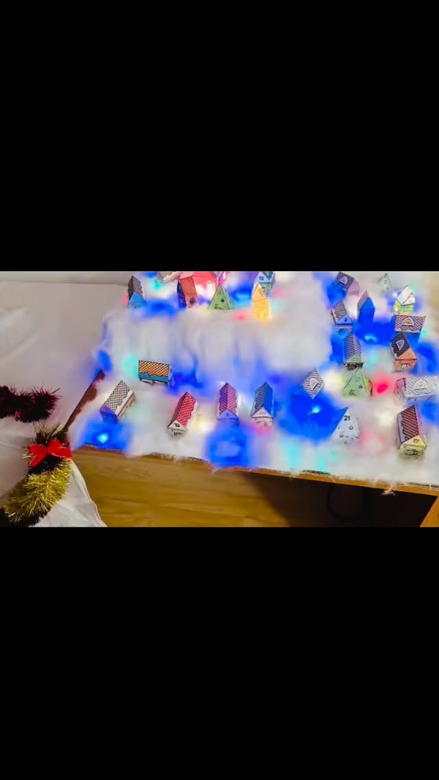 🎄✨ Vianočná kapustnica na KPI ✨🎄
17.12.2025 sme sa na Katedre priemyselného inžinierstva stretli pri našej tradičnej vianočnej kapustnici a na chvíľu spomalili predvianočné tempo. Spoločne sme si vychutnali vôňu kapustnice, rozhovory s kolegami a pravú sviatočnú atmosféru.
Ďakujeme všetkým, ktorí sa zapojili do príprav, varenia aj servírovania – bez vás by táto tradícia nemala také teplo a energiu. Nech nám čas strávený pri jednom stole pripomenie, že za všetkými projektmi a úlohami stoja ľudia, ktorí ťahajú za jeden povraz. ✨
Kolektív Katedry priemyselného inžinierstva vám praje pokojné a radostné Vianoce plné pohody, zdravia a úsmevov a do nového roka veľa úspechov v osobnom aj pracovnom živote. 🎁🌟
#kpiuniza #sjfuniza #priemyselneinzinierstvo #vianocnakapustnica #vianocnenalakykpi #uniza #zlatystrojar#zilinskauniverzita #svetstrojov #zaziuniza #svetstrojov