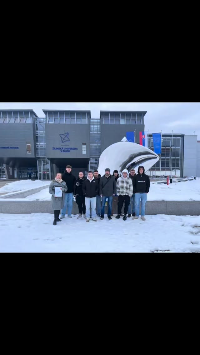 📅 22. januára 2026 nás navštívili študenti zo Stednej odbornej školy polytechnickej Dolný Kubín – Kňažia.
Počas návštevy sme im predstavili štúdium na Katedre priemyselného inžinierstva a priblížili, ako vyzerá život vysokoškolského študenta u nás.
Študenti si prezreli univerzitu, naše laboratóriá, modelovanie a simulácie a sami si vyskúšali vytvoriť vlastný model, ktorý si následne pozreli vo virtuálnej realite.
Ďakujeme za milú návštevu a tešíme sa, že sme mohli možným budúcim priemyselným inžinierom ukázať, ako to u nás funguje! 👏
🎓 Tešíme sa na opätovné stretnutie! #kpiuniza #kpi #uniza #zaziuniza #sjfuniza #svetstrojov #zlatystrojar #zilinskauniverzita