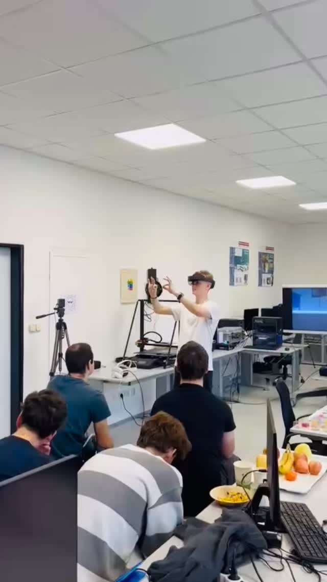 Študenti 3. a 4. ročníka z Gymnázia Milana Rúfusa v Žiari nad Hronom dnes navštívili našu Katedru priemyselného inžinierstva.
Mali možnosť spoznať, čomu sa venujeme v oblasti priemyselného inžinierstva, vyskúšať si virtuálnu realitu a nahliadnuť do našich laboratórií. Naši kolegovia im priblížili nielen štúdium, ale aj projekty, na ktorých katedra pracuje.
Veľká vďaka patrí ich vyučujúcej Mgr. Márii Wagnerovej za iniciatívu, skvelú spoluprácu a podporu pri prepájaní stredoškolákov s technickým univerzitným prostredím.
Tešíme sa na ďalšie stretnutia a veríme, že sa s niektorými z nich o pár rokov stretneme aj ako s našimi študentmi. #kpi #kpiuniza #sjfuniza #uniza #zilinskauniverzita #svetstrojov #zaziuniza #zlatystrojar #univerzita #university