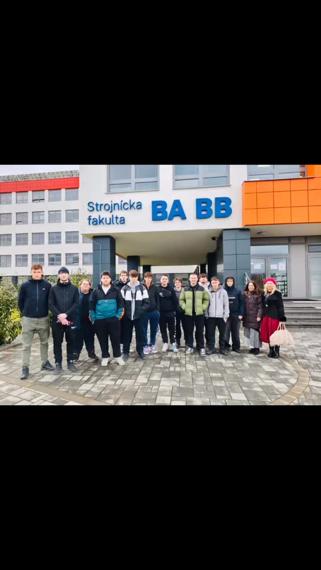 📅 10. 2. 2026 našu katedru navštívili študenti zo Spojenej školy – strednej školy, Školská 7, Banská Bystrica.

Počas návštevy mali možnosť prezrieť si priestory katedry, nahliadnuť do našich laboratórií a vyskúšať si návrh vlastnej továrne či rolu kontrolóra kvality vo virtuálnej simulácii. Svoje návrhy si následne mohli pozrieť aj vo virtuálnej realite, čo im umožnilo zažiť projektovanie z úplne novej perspektívy.

Sme radi, že sme im mohli priblížiť oblasť priemyselného inžinierstva aj praktickou formou.

Ďakujeme za návštevu a osobitne ďakujeme ich pedagógom zo Spojenej školy, Ing. Renáte Bírešovej a Ing. Štefanovi Šerfözöovi, za organizáciu a sprostredkovanie tejto návštevy. Tešíme sa na ďalšie stretnutie! 🙌 #priemyselneinzinierstvo #kpiuniza  #uniza #kpi #zilinskauniverzita