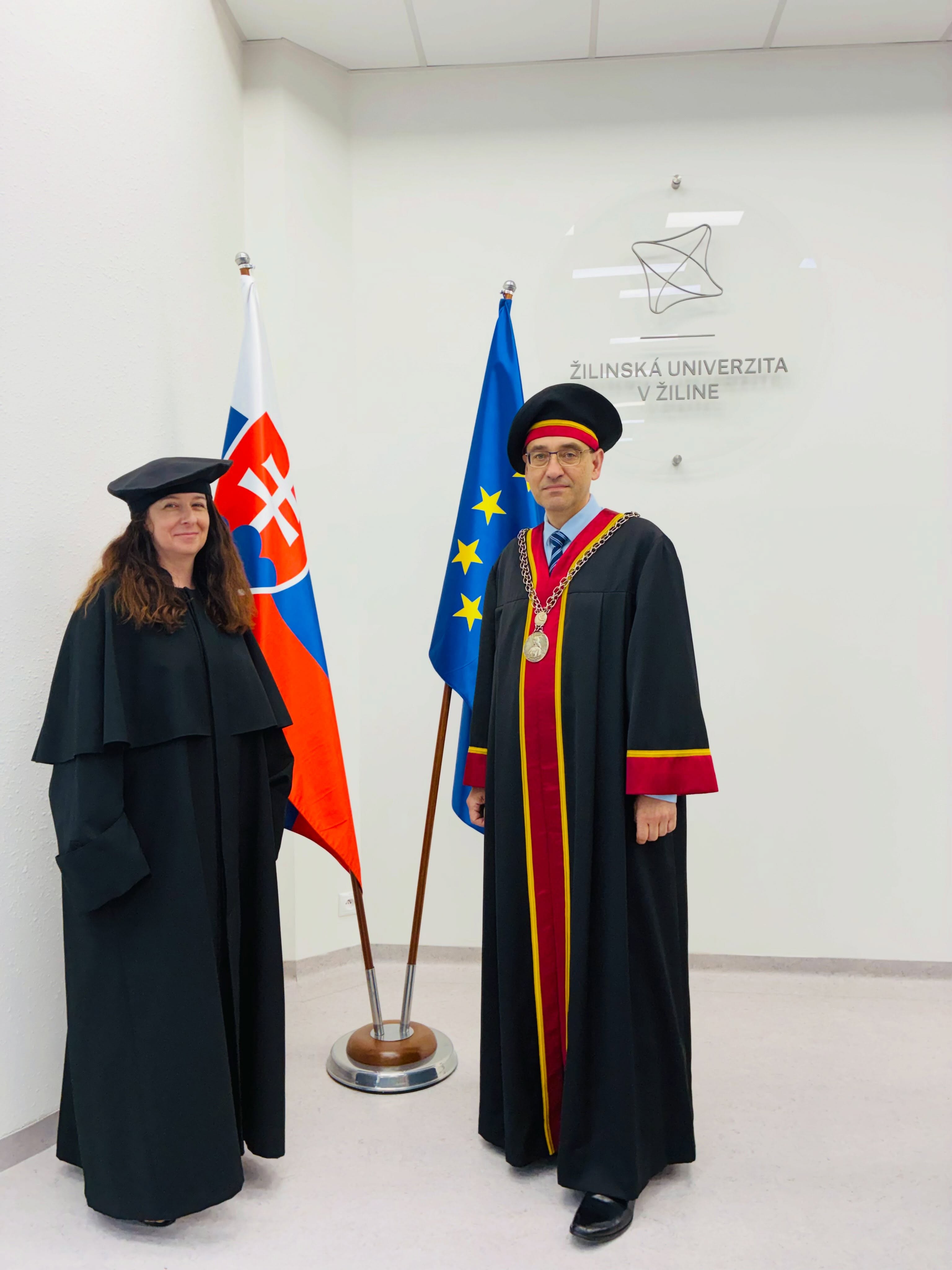 ⚠️ Mimoriadne hlásenie z univerzity!

Dnes boli spozorovaní doc. Ing. Beáta Furmannová, PhD. a prof. Ing. Ľuboslav Dulina, PhD. v slávnostných talároch. Podľa nepotvrdených informácií nešlo o nástup do čarodejníckej školy, ale o promócie absolventov bakalárskeho štúdia. 🎓🪄

Všetkým úspešným absolventom srdečne gratulujeme! Dnešným dňom získavate titul bakalár, no zároveň strácate jednu z najobľúbenejších výhovoriek: „To stihnem do konca semestra.“ 😄

Veľa šťastia v ďalšom štúdiu aj pracovnom živote. Nech vás sprevádza množstvo úspechov, dobrých rozhodnutí a nezabudnuteľných zážitkov na vašej ďalšej ceste. 🍀✨
#kpi #kpiuniza #sjfuniza #uniza #zilinskauniverzita